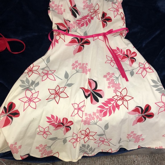 White dress with pink bow & flowers - Picture 2 of 7